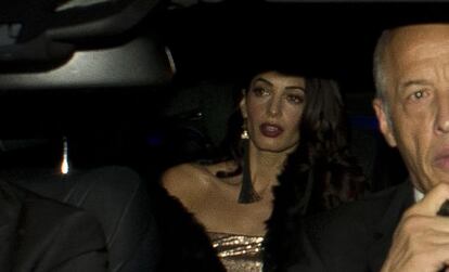 Amal Clooney a asu llegada a la celebración de su boda en Londres.