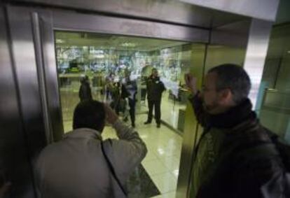 Miembros de la Plataforma de Afectados por la Hipoteca (PAH) de 35 municipios han ocupado hoy una veintena de oficinas de Bankia en diversos municipios catalanes, entre ellas una en la avenida Diagonal de Barcelona.