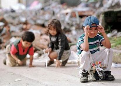 Niños colombianos, tras el terremoto que asoló Armenia.