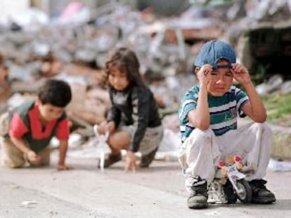 Niños colombianos, tras el terremoto que asoló Armenia.