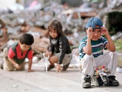 Niños colombianos, tras el terremoto que asoló Armenia.