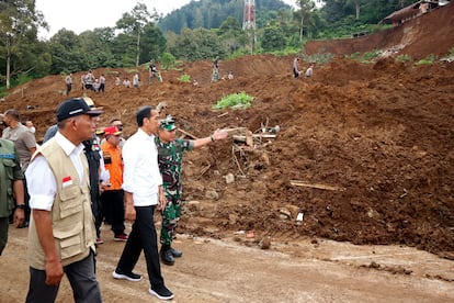 El presidente de Indonesia, Joko Widodo, camina junto al Jefe de Estado Mayor del Ejército, Dudung Abdurachman. Joko Widodo ha viajado a Cianjur este martes para alentar a los trabajadores de los servicios de rescate. “Mi instrucción es priorizar la evacuación de las víctimas que aún están atrapadas bajo los escombros”, dijo el presidente.