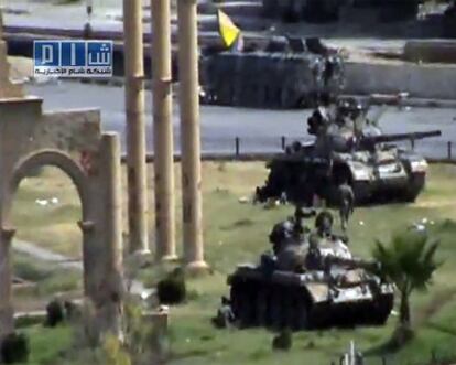 Una imagen de televisión que muestra varios tanques en el centro de la ciudad siria de Hama