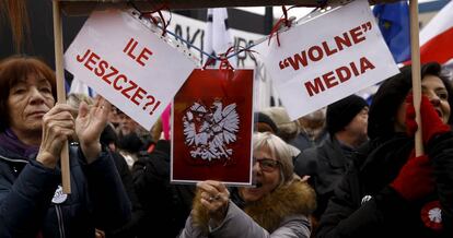 Manifestaci&oacute;n antigubernamental y por la libertad de prensa el a&ntilde;o pasado frente a la televisi&oacute;n p&uacute;blica en Varsovia (Polonia). En las pancartas se lee: &quot;&iquest;Cu&aacute;ntos m&aacute;s?&quot; y &quot;Libertad de prensa&quot;. 