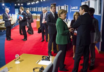 Zapatero charla con Merkel, en presencia de la ministra de Economia, Elena Salgado, durante la cumbre del G20.