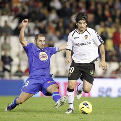 Banega supera a Lacen en el Valencia-Getafe del pasado sábado.