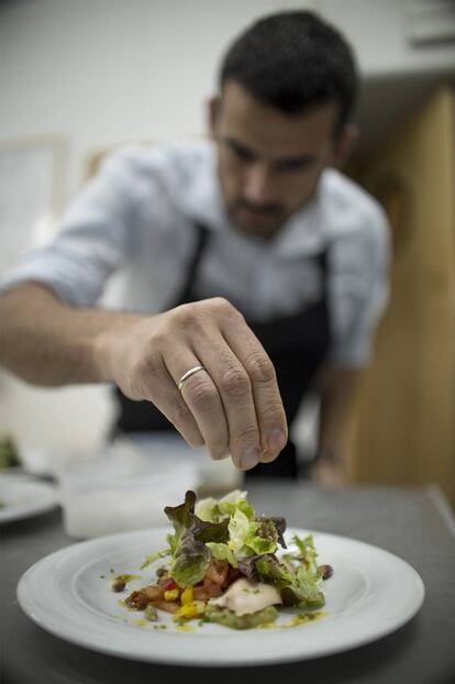 El cocinero Enrique Sánchez prepara guacamole con trucha confitada y salpicón de mango de producción ecológica.