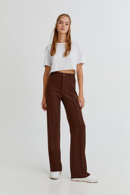 Este pantalón con pinzas en marrón chocolate de Pull & Bear es uno de esos básicos infalibles que no pueden faltar en tu armario.

22,99€