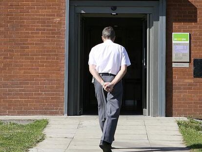 Un hombre entra en una oficina de empleo en Liverpool.