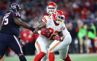 Spencer Ware avanza hasta marcar un touchdown para los Kansas Chiefs.