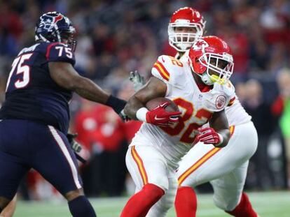 Spencer Ware avanza hasta marcar un touchdown para los Kansas Chiefs.