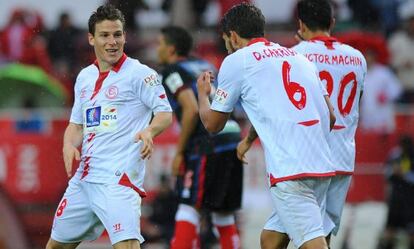 Gameiro celebra su gol con Carriço.