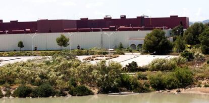 Suelos y antiguos edificios de la empresa Delphi, que cerr&oacute; en 2007, en Puerto Real (C&aacute;diz).