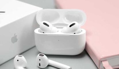 AirPods de Apple en su funda