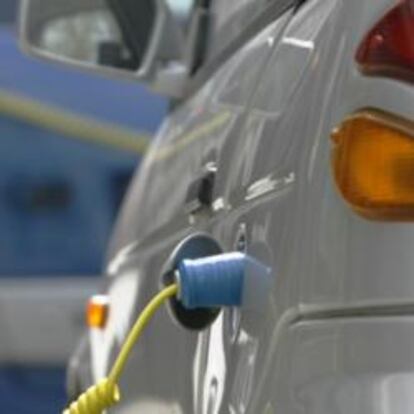 Un modelo de coche eléctrico hace pruebas de recarga en una estación de servicio.