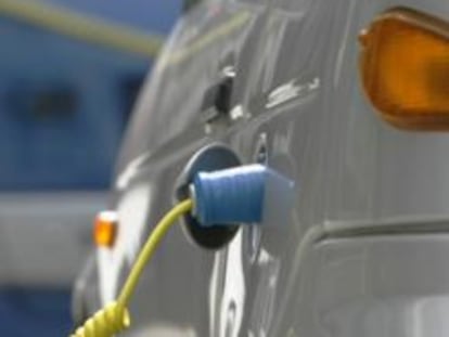 Un modelo de coche eléctrico hace pruebas de recarga en una estación de servicio.
