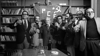 Ramón Tamames, a la izquierda, muestra su alegría tras conocer la noticia de la legalización del PCE en 1977.