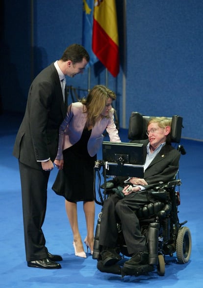 El astrofísico británico Stephen Hawking charla con los entonces Príncipes de Asturias, don Felipe y doña Letizia, durante la inauguración en Oviedo de los actos conmemorativos del XXV aniversario de los Premios Príncipe de Asturias, en la que pronunció la conferencia titulada "La naturaleza de la realidad" que revisa su pensamiento filosófico e intelectual. 