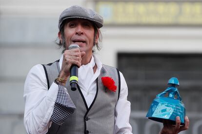 El cantante y presentador Mario Vaquerizo, pregonero en el acto inaugural de las fiestas de San Cayetano, San Lorenzo y La Paloma celebrado este viernes en la plaza del General Vara del Rey, en Madrid.
