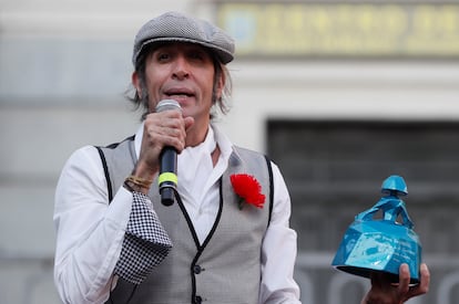 El cantante y presentador Mario Vaquerizo, pregonero en el acto inaugural de las fiestas de San Cayetano, San Lorenzo y La Paloma celebrado este viernes en la plaza del General Vara del Rey, en Madrid.