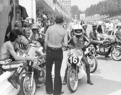 1973. Los pilotos de 125cc, entre ellos Ángel Nieto, esperan para salir a pista en Spa-Francorchamps (Bélgica). Un ambiente aparentemente más distendido que ahora, pero no menos intenso.