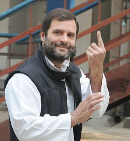 Rahul Gandhi muestra el dedo marcado al votar en febrero.