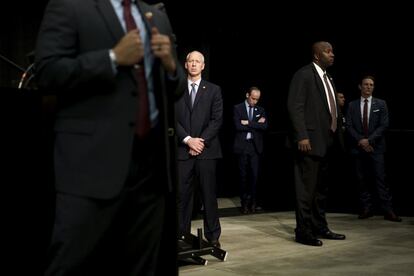 Personal de seguridad del candidato republicano a la presidencia de los Estados Unidos, Donald Trump, durante un acto de campaña en Indianapolis.