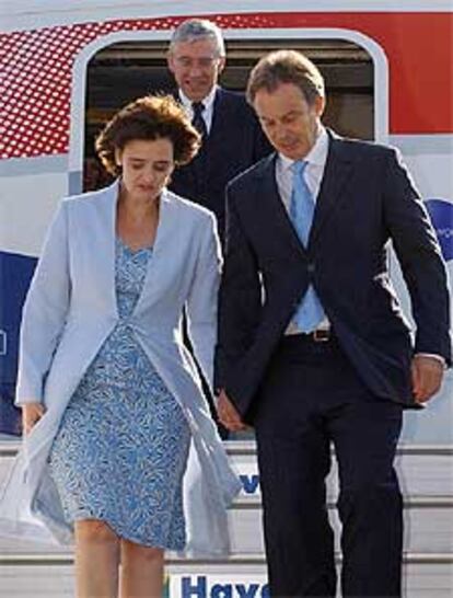 Tony Blair y su esposa, Cherie, a su llegada esta tarde a Estambul.