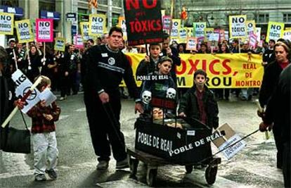 Vecinos de Real de Montroi parodiaron en la manifestación de ayer la muerte del pueblo por los residuos tóxicos.