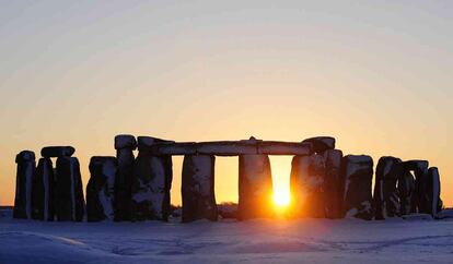 El monumento megalítico de Stonehenge presenta una imagen blanca, como pocas veces se ha visto