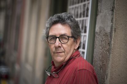 Paco Camarasa en la puerta de la libreria 'Negra y Criminal'.