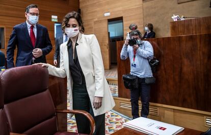 La presidenta de la Comunidad de Madrid, Isabel Díaz Ayuso, a su llegada a la Asamblea el jueves.