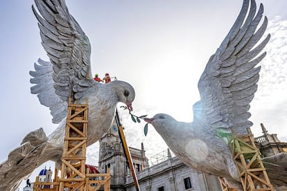 La falla del Ayuntamiento de Valencia, dos palomas blancas, símbolo de la paz, que se enfrentan por una rama de olivo, el 14 de marzo. 