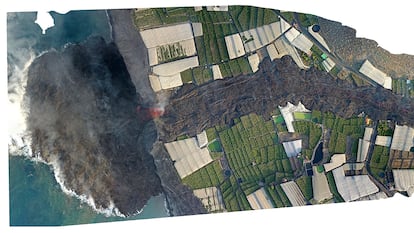 30/09/21 Imagen aérea de dron compuesta de fotografías que muestran la lengua de lava del volcán, y el terreno ganado al mar, en La Palma. La foto se ha realizado a las 10:00 hora insular. FOTO: Cabildo Insular de La Palma