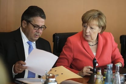 La canciller alemana, Angela Merkel, y el vicecanciller y ministro de Economía, Sigmar Gabriel, hoy.