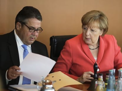 La canciller alemana, Angela Merkel, y el vicecanciller y ministro de Economía, Sigmar Gabriel, hoy.