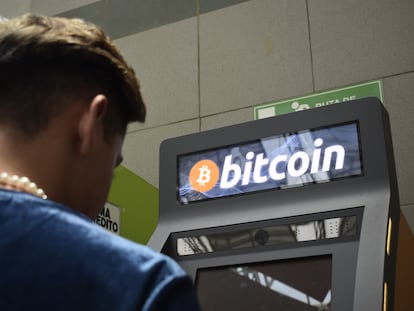 Un joven usa un cajero automático de Bitcoin en San Salvador (El Salvador), en mayo de este año.