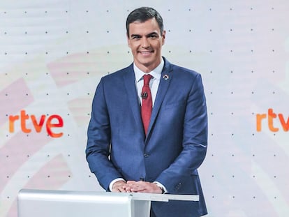 El candidato del PSOE y presidente del Gobierno, Pedro Sanchez, en el debate a tres en RTVE de la noche de este miércoles.