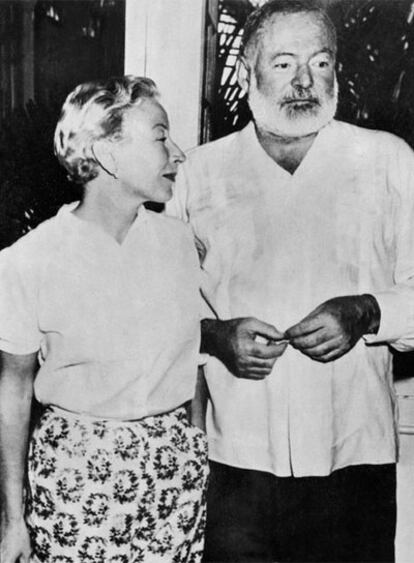 Hemingway, con su mujer, en su residencia de Finca Vigía.