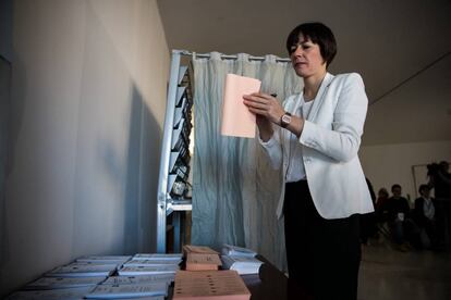 La portavoz nacional del BNG, Ana Pontón, selecciona su voto en un centro electoral de Santiago de Compostela (A Coruña).