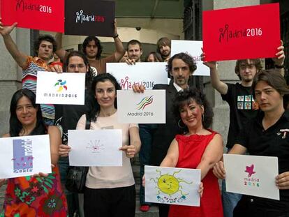Diseñadores del estudio Fósforo (arriba) muestran sus propuestas para el logotipo del Madrid olímpico. Abajo, de izquierda a derecha, Eugenia, Sara y María José. En el centro, Adrián y Gonzalo.