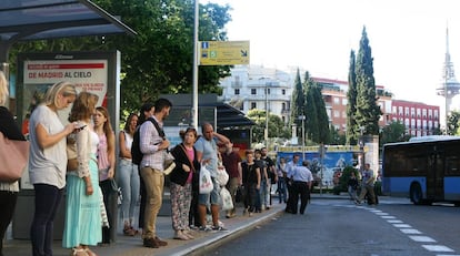 Usuarios de la línea 5 de Metro esperan a los buses sustitutivos de la EMT.