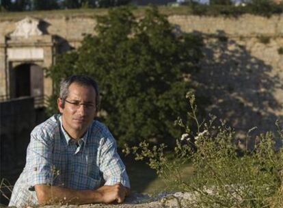 A las espaldas de Jorge Nagore aparece la Ciudadela, donde se entrenaba Iñaki Ochoa con el resto de escaladores de Pamplona.