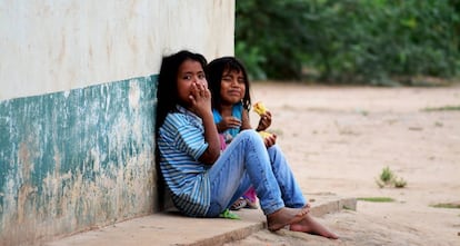 Niños de la etnia wichí, en la localidad de Rivadavia, en el Chaco salteño (Salta, Argentina).