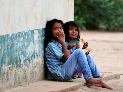 Niños de la etnia wichí, en la localidad de Rivadavia, en el Chaco salteño (Salta, Argentina).