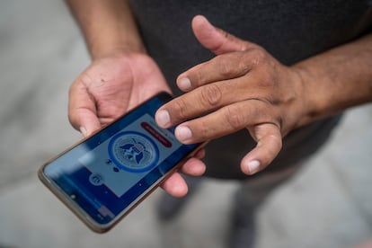 CBP Home en el dispositivo de una persona en Matamoros, México