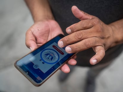 CBP Home en el dispositivo de una persona en Matamoros, México