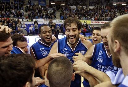 Los jugadores del Gipuzkoa Basket celebran su victoria. 