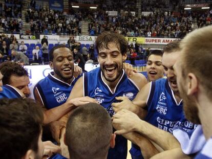 Los jugadores del Gipuzkoa Basket celebran su victoria. 