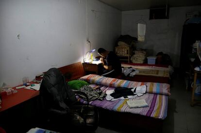 Un estudiante realiza sus tareas escolares en una casa alquilada cerca de la Escuela Secundaria Maotanchang, en Luan.